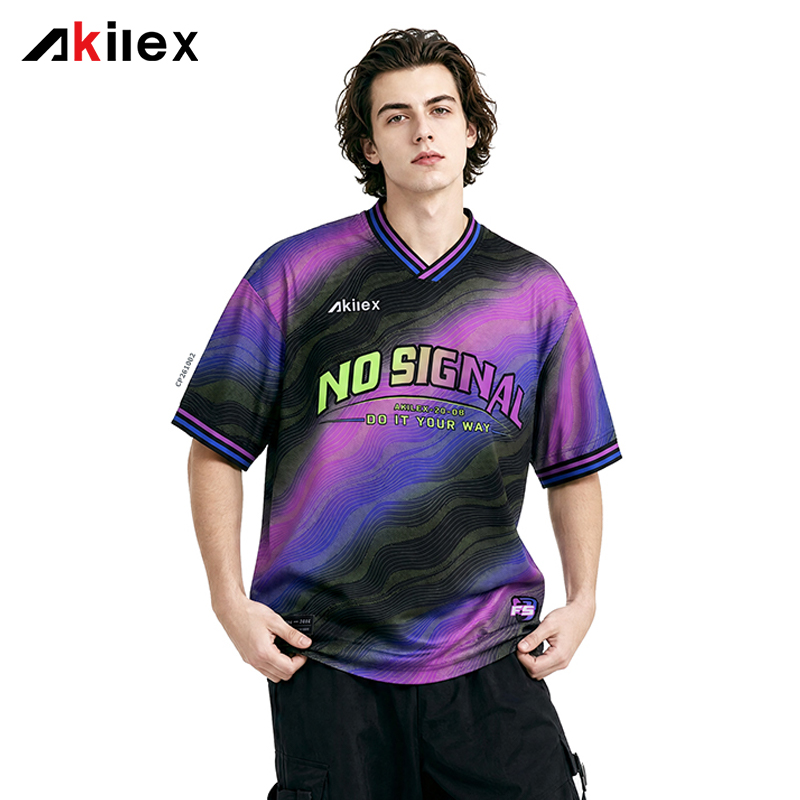 Individuell gestaltetes Vintage-Fußballtrikot, lila, im Sublimationsdruckverfahren hergestellt ….